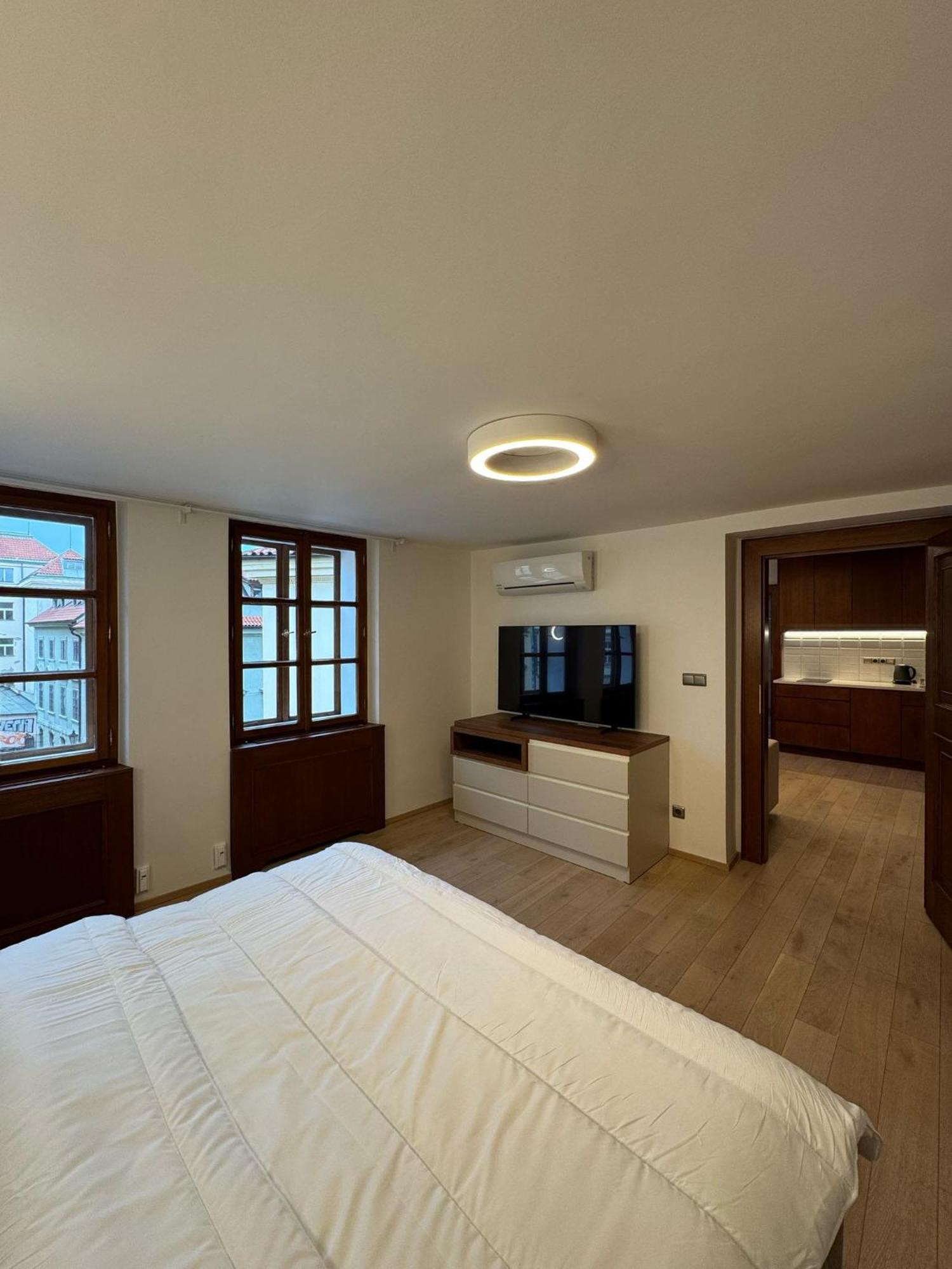 Hotel U 3 Pstrosu Прага Екстер'єр фото